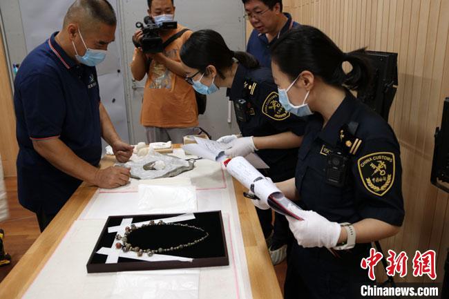 8月5日上午,兰州海关所属敦煌机场海关工作人员对300余件入境参展文物进行通关监管查验。 敦煌机场海关供图 8月5日上午,兰州海关所属敦煌机场海关工作人员对300余件入境参展文物进行通关监管查验。 敦煌机场海关供图