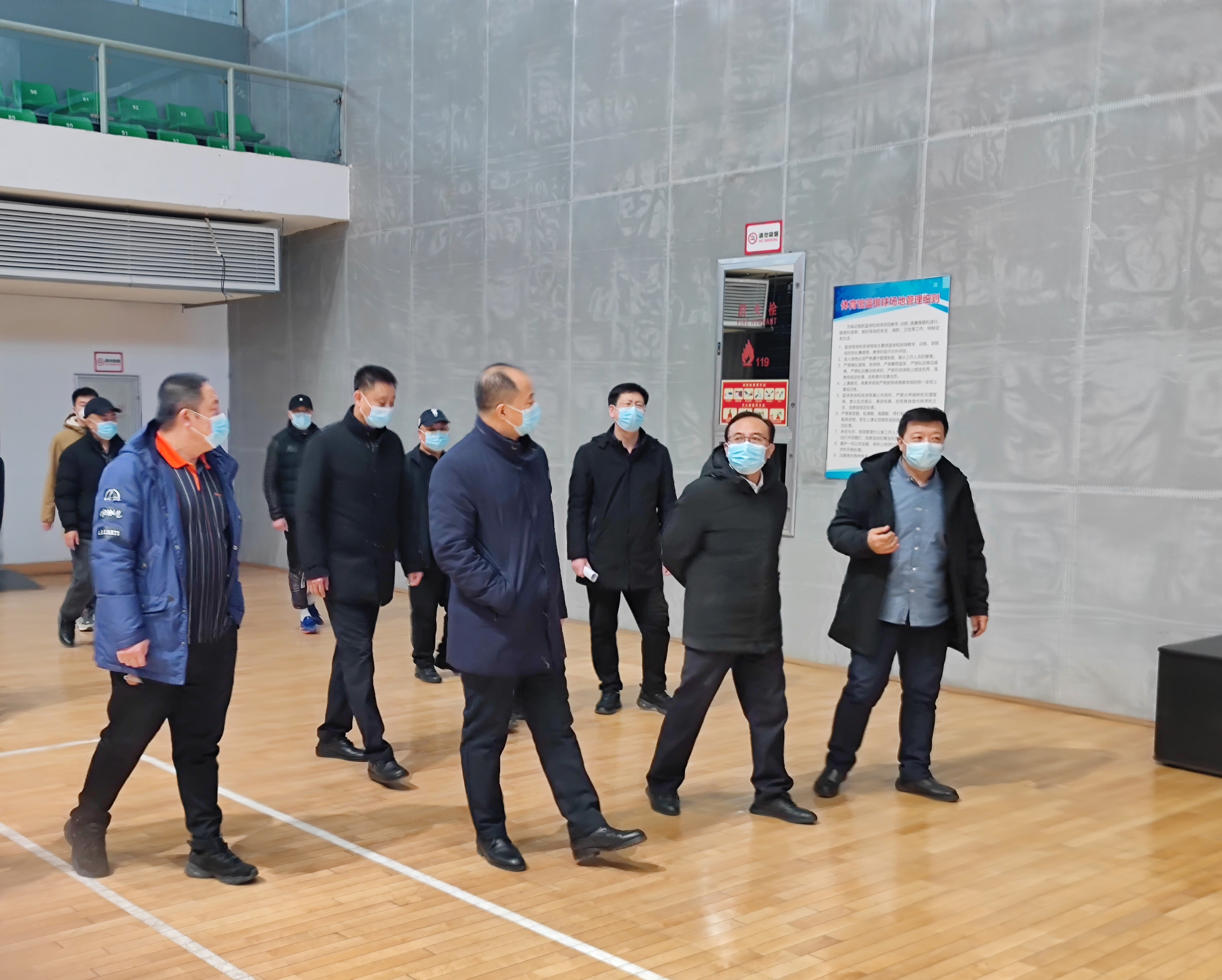 学校领导检查体育馆