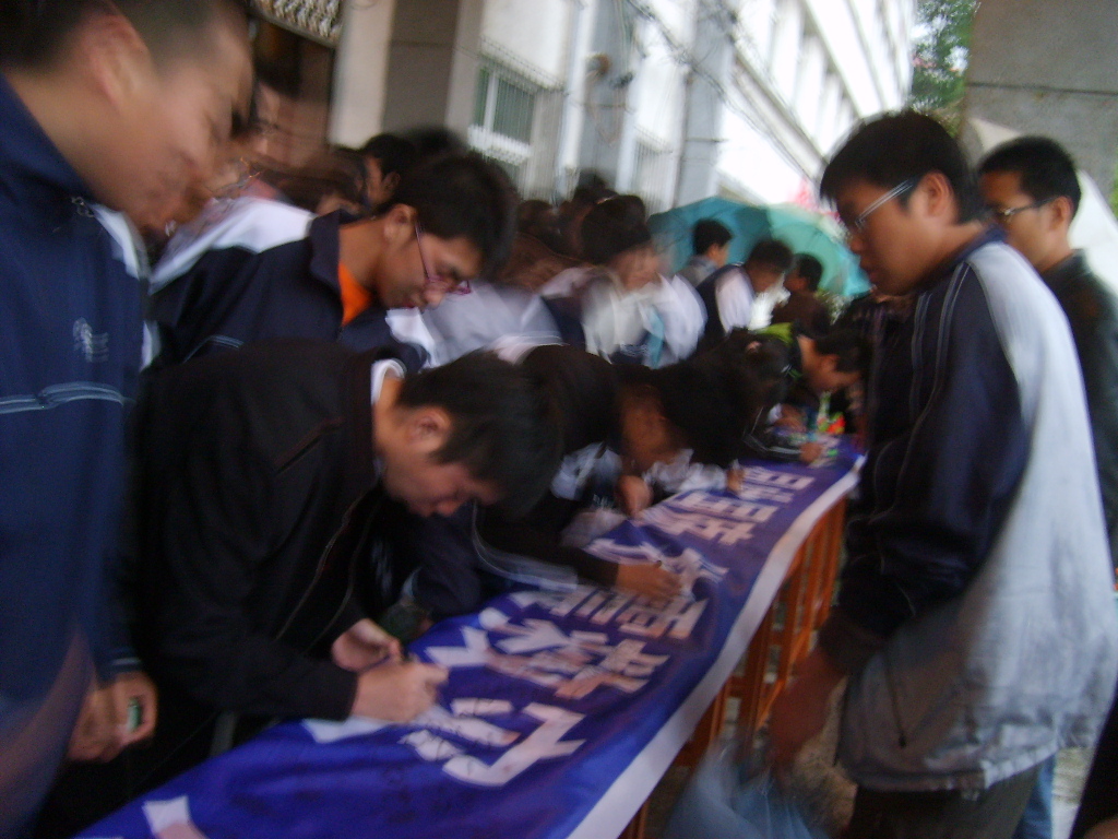 全系师生在横幅上签名!