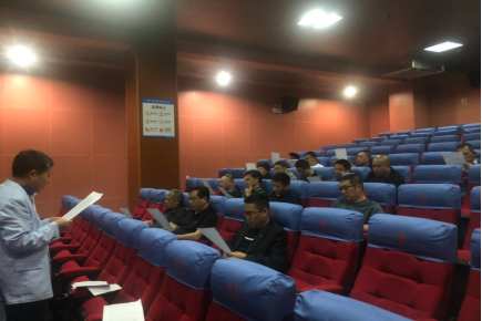 齐声诵读《为人民服务》