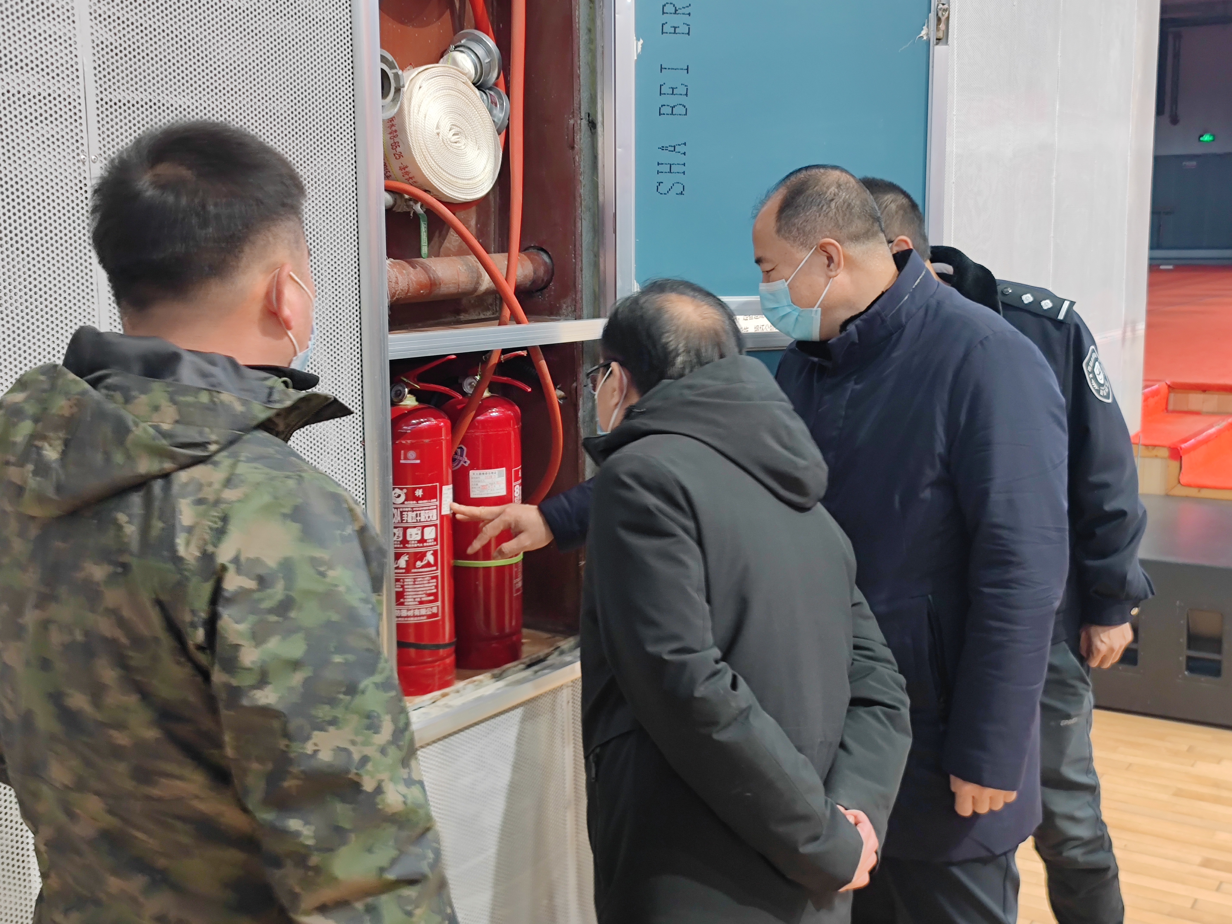 学校领导检查消防设施