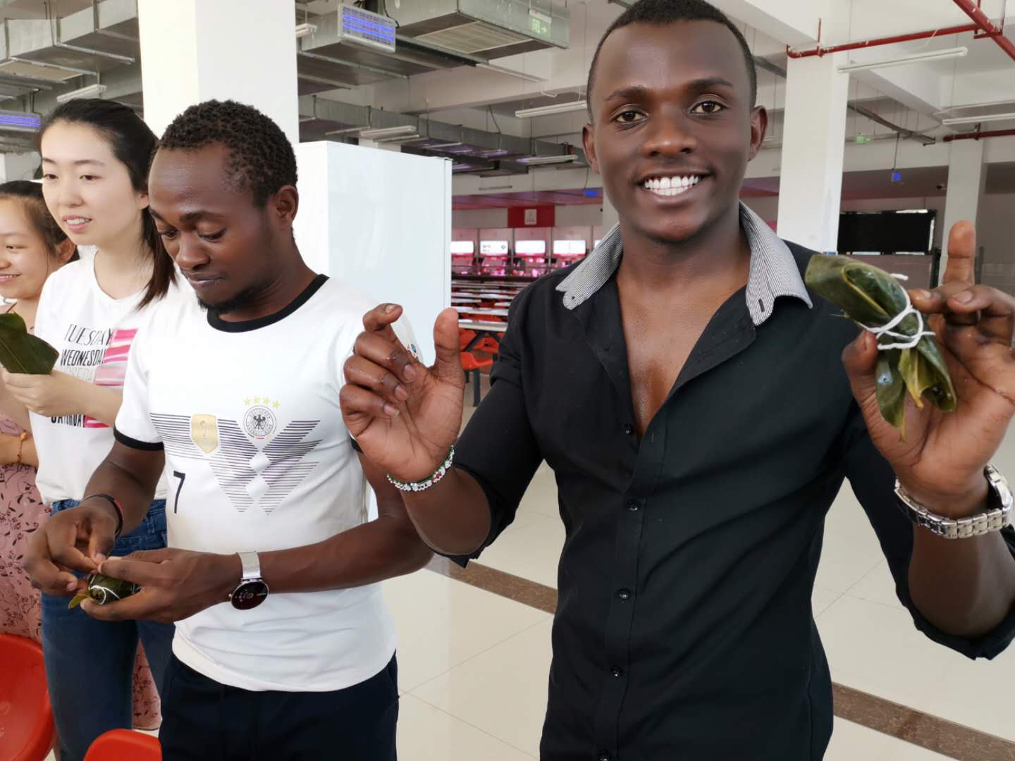 在老师的指导下,留学生已可以独立包出粽子