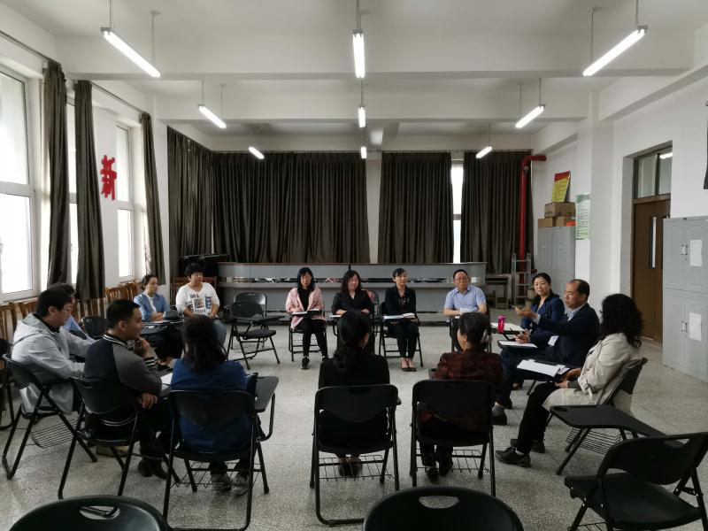 领导与师生面对面交流