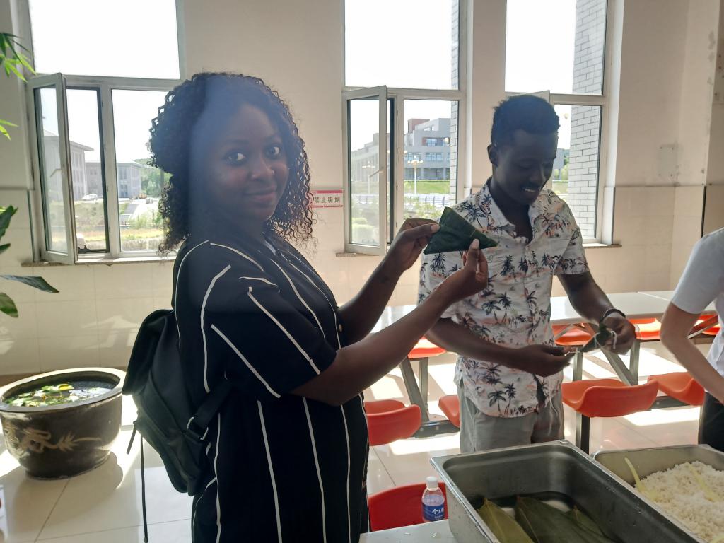 展示自己包好的粽子