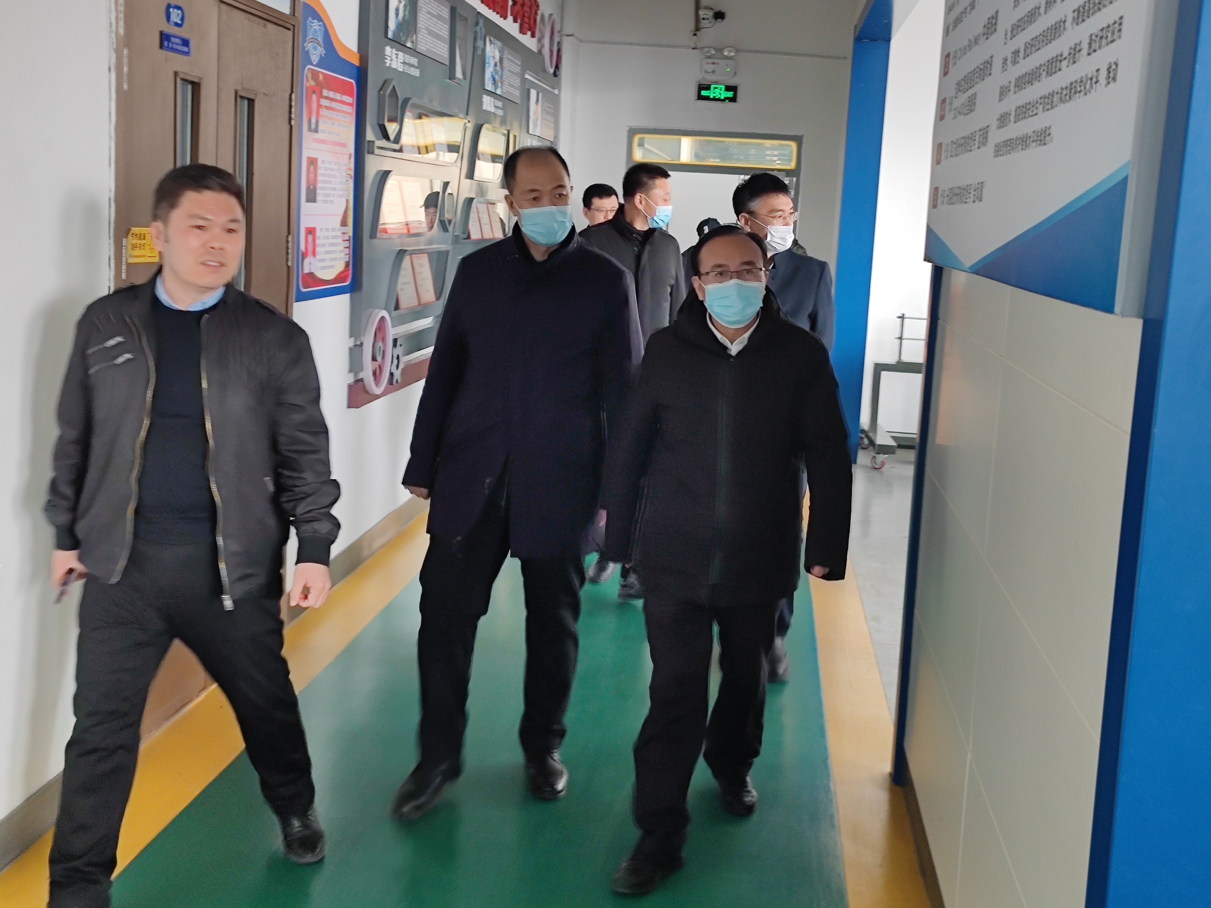 学校领导检查实训室