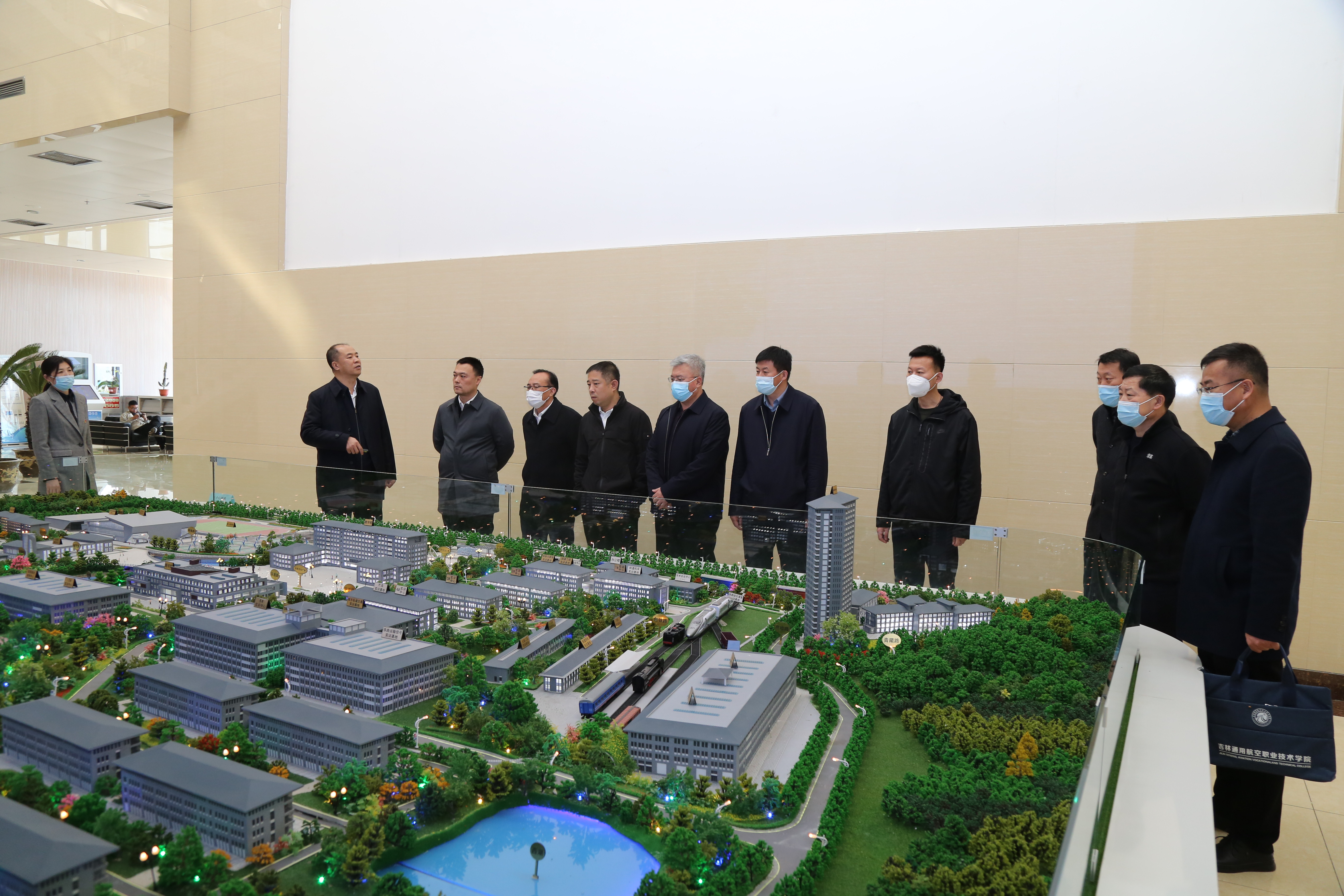 调研组一行参观图书馆校园规划全景沙盘