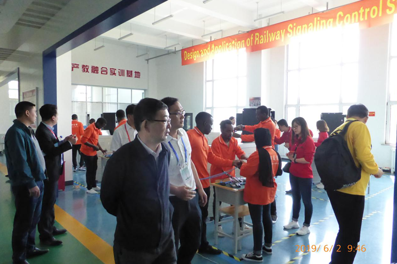 吉林省教育厅巡视员、副厅长战高峰等领导观摩国际组赛项