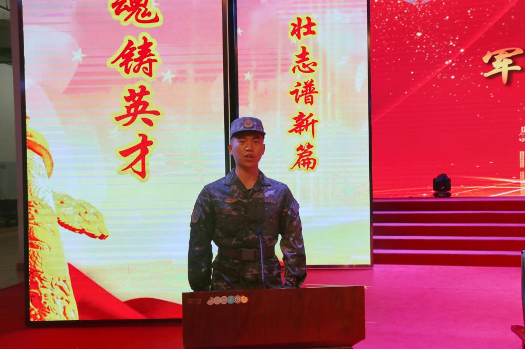 军训教官代表秦宇城发言 军训教官代表秦宇城发言