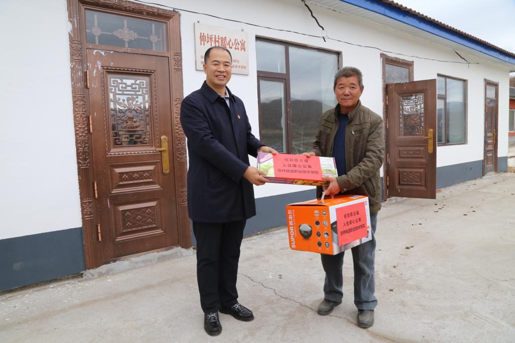 校长曹炳志向帮扶对象发放慰问品