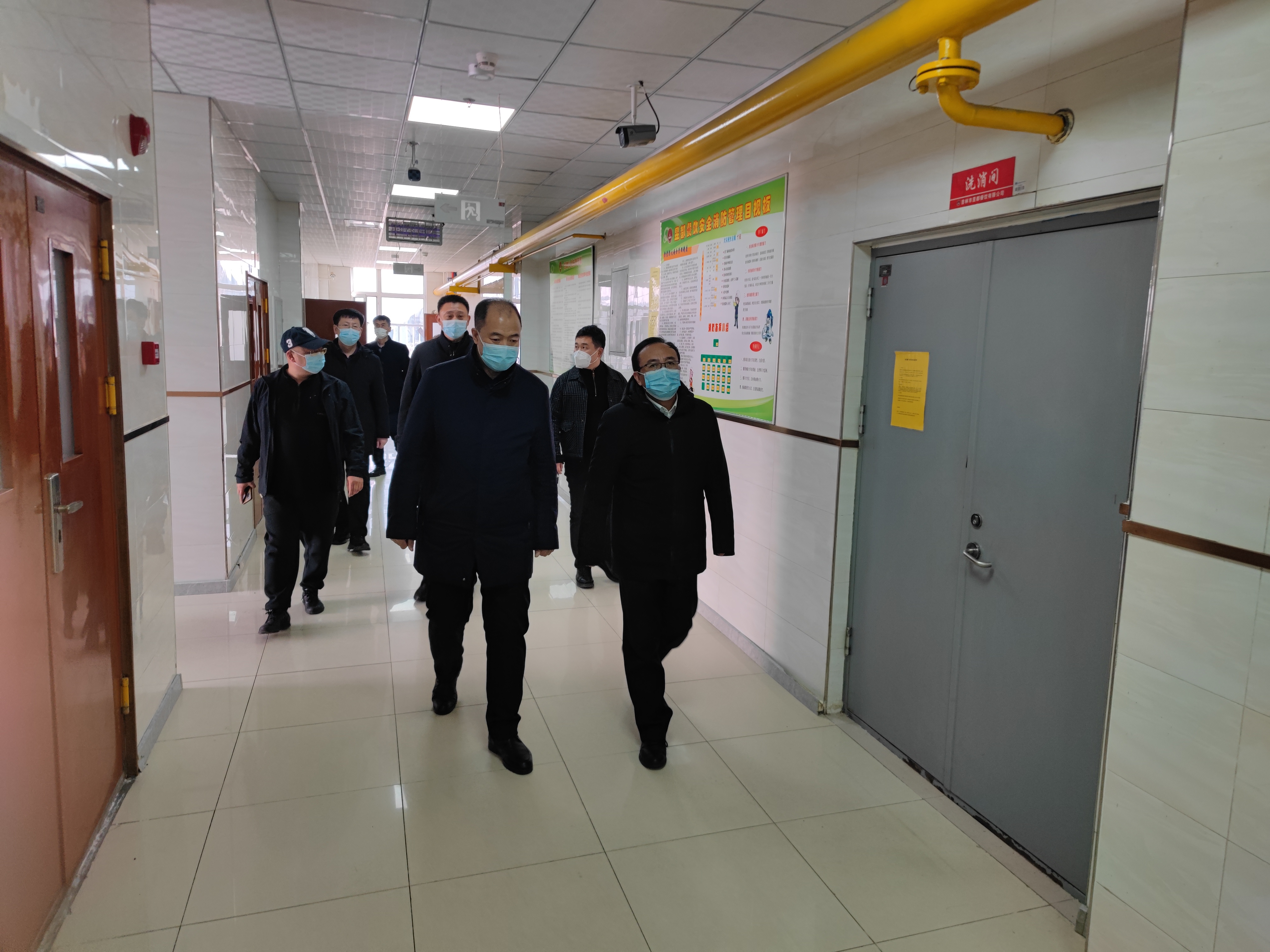 学校领导检查食堂