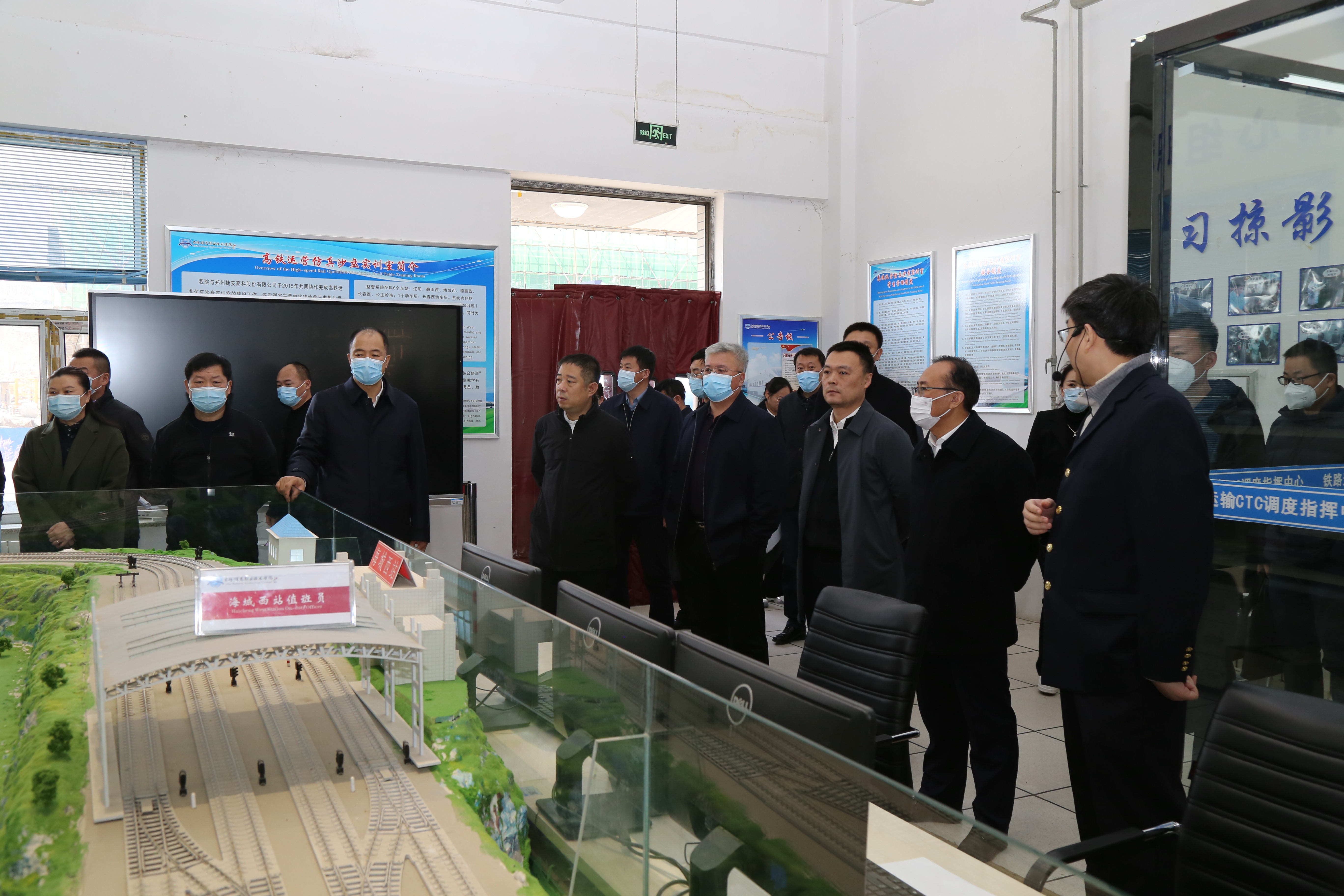 调研组一行参观教学实训基地