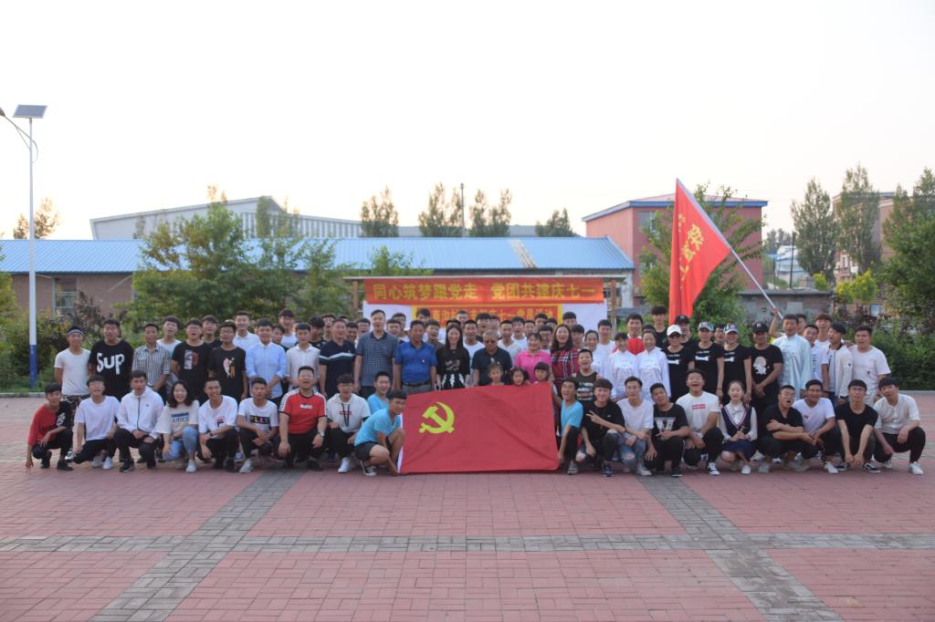 集体合唱《我爱你中国》并合影留念