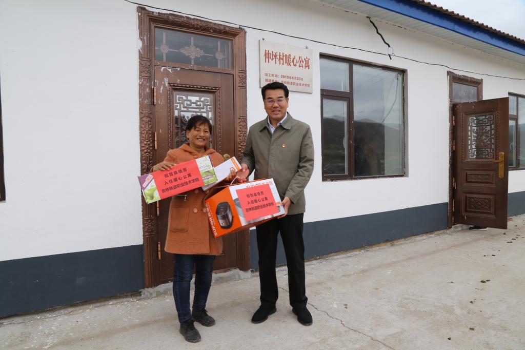 校党委书记胡越平向帮扶对象发放慰问品