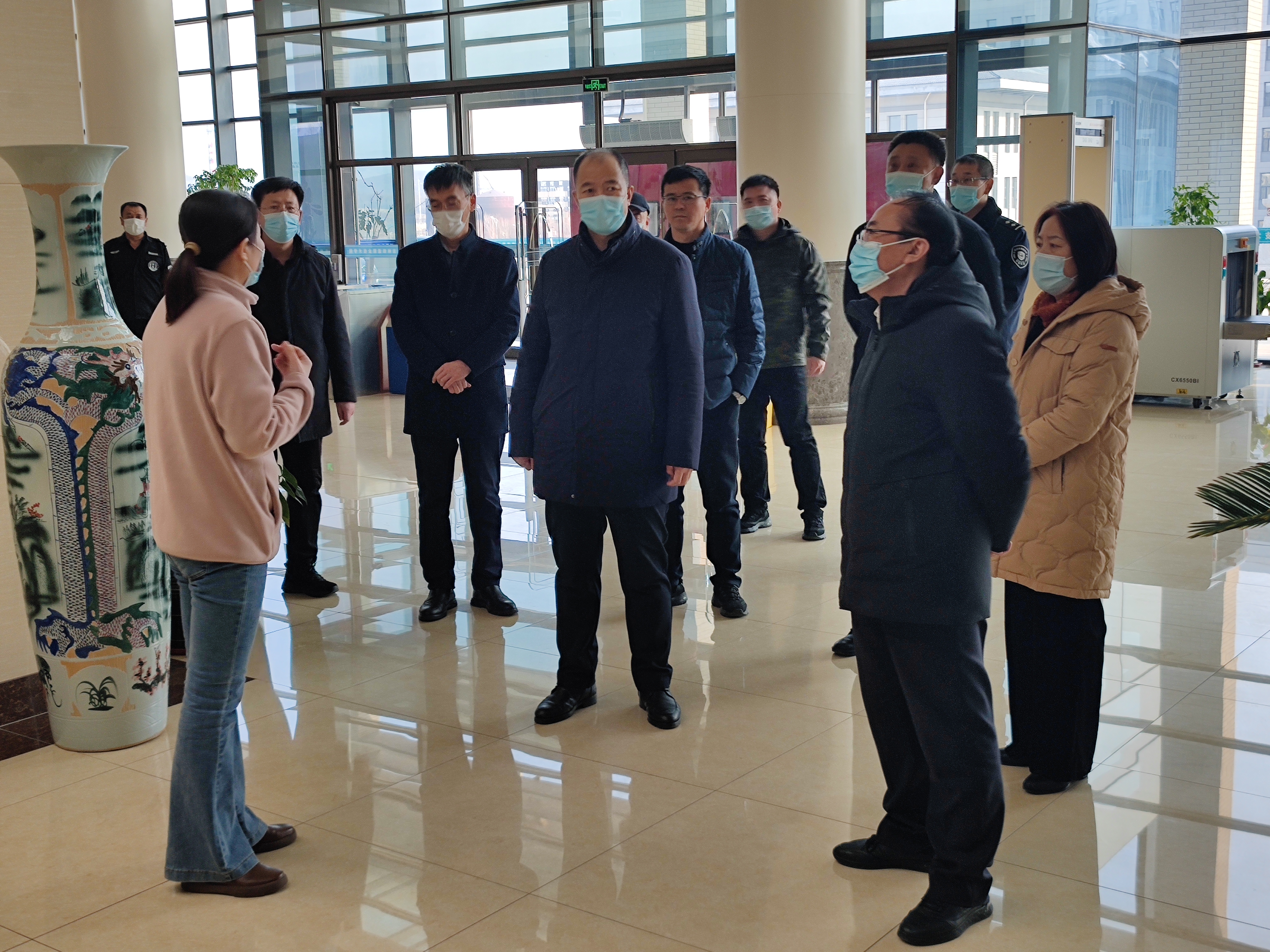 学校领导检查图书馆