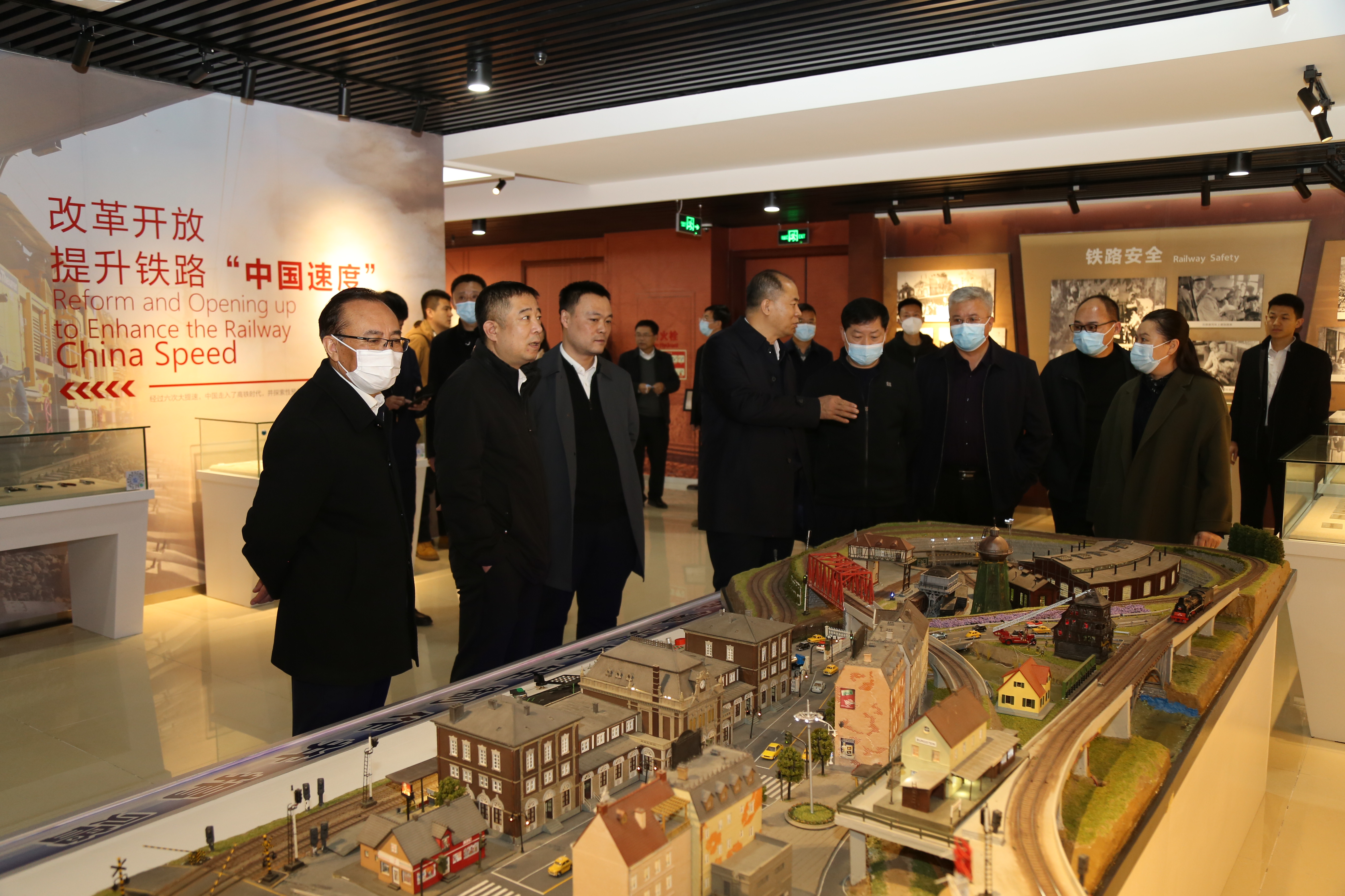 调研组一行参观铁路博物馆