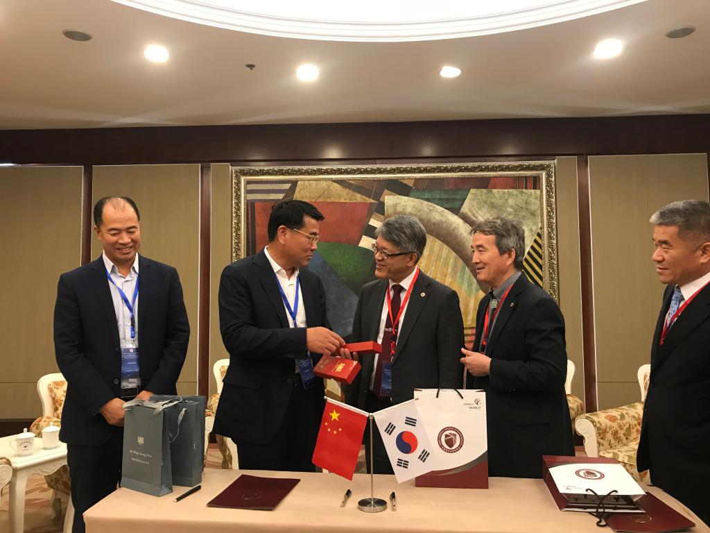 我校与韩国国立交通大学互赠中韩特色纪念品