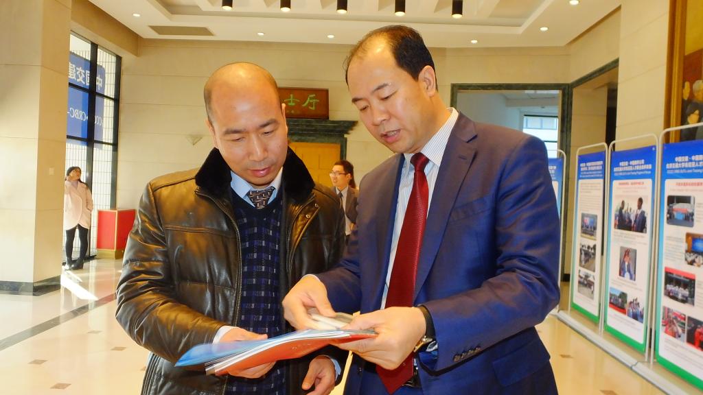 院长曹炳志向中国路桥人力资源部副总经理肖天玉介绍我院情况