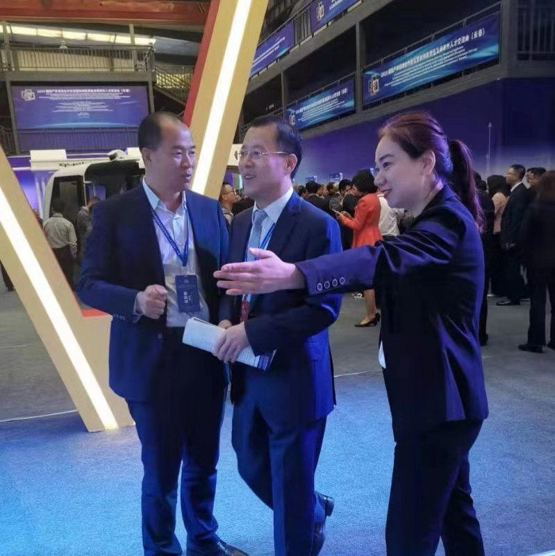 与会领导参观考察我校展区