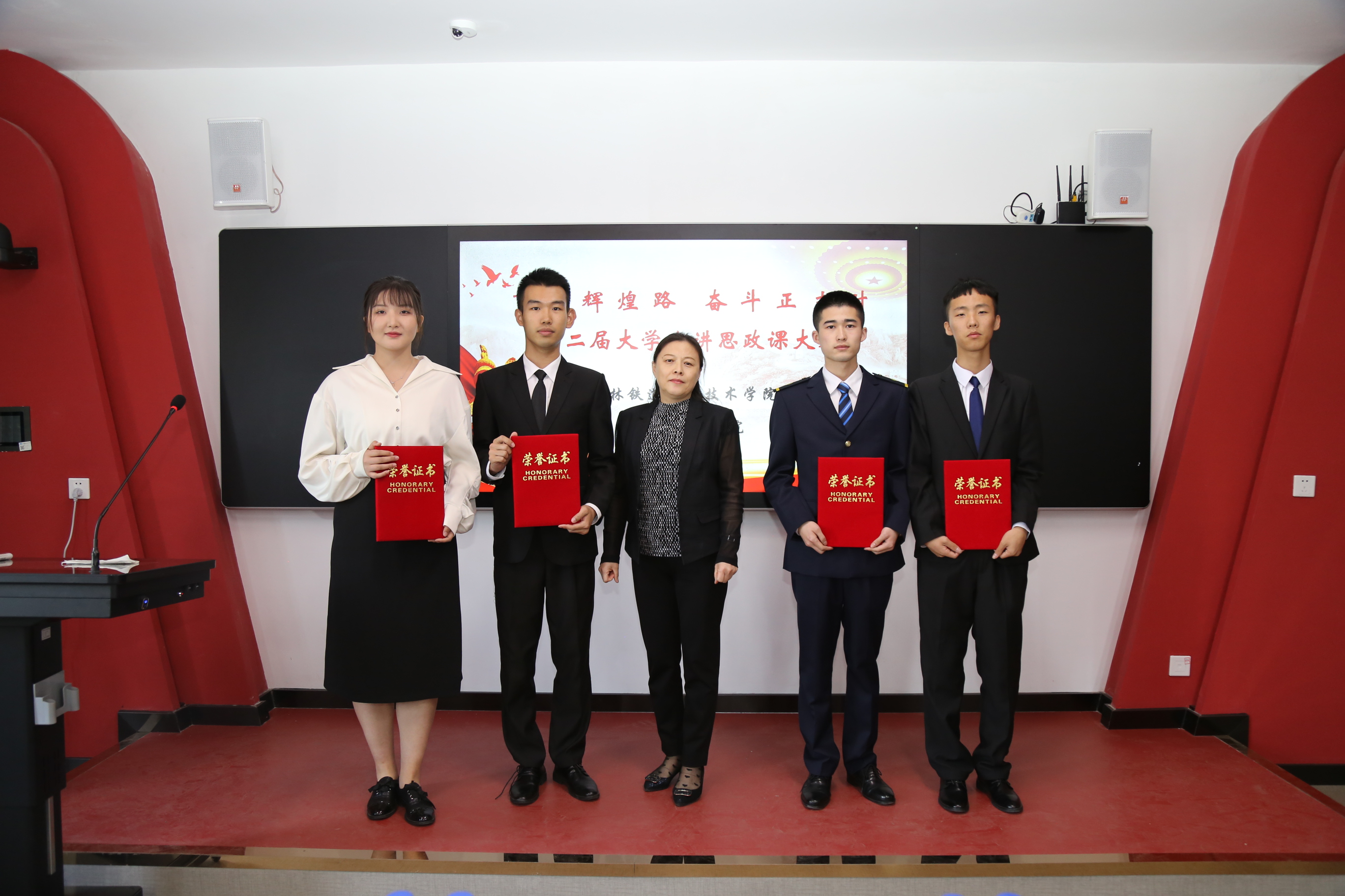 马克思主义学院院长李晓平为二等奖团队颁奖