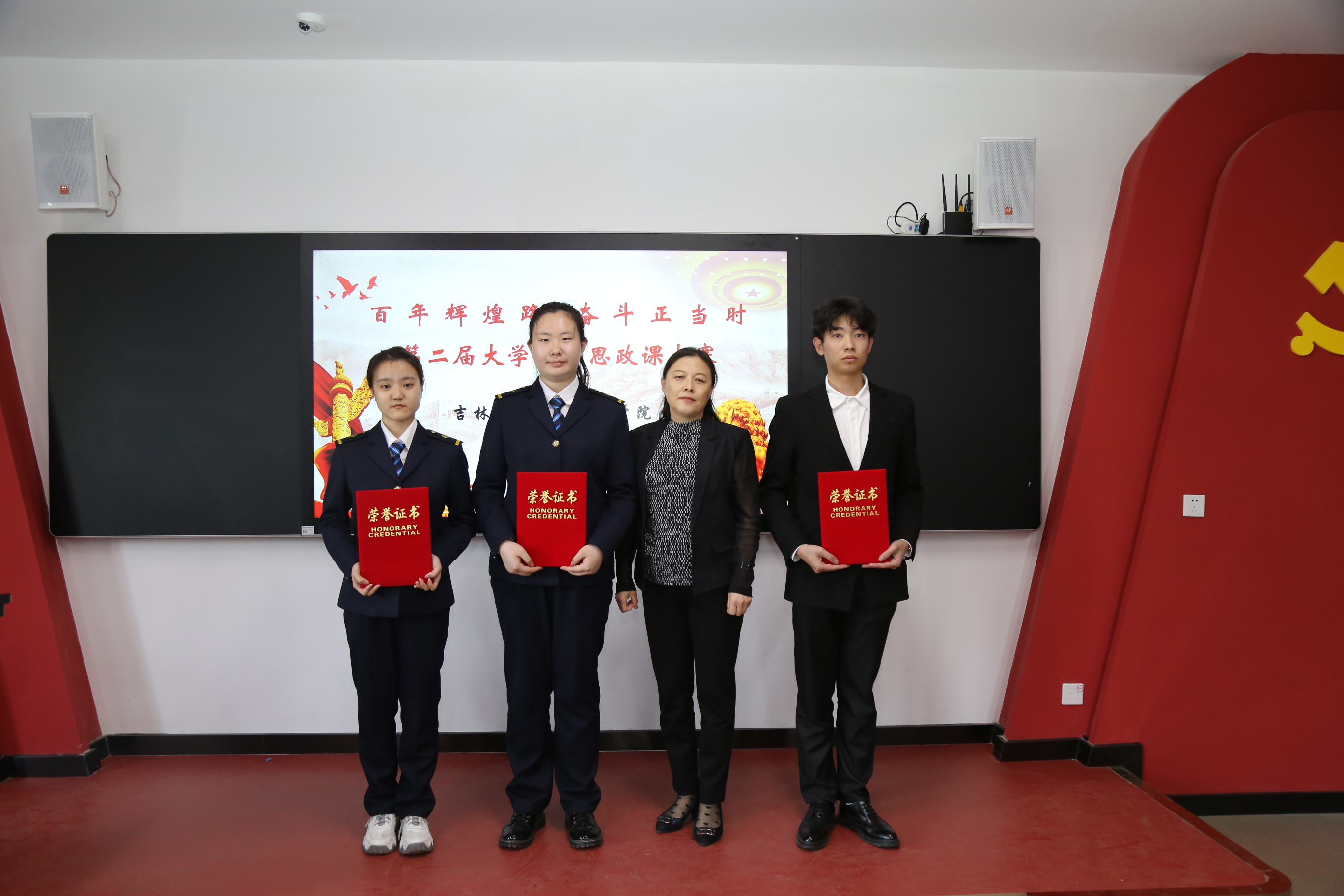 马克思主义学院院长李晓平为优秀奖团队颁奖