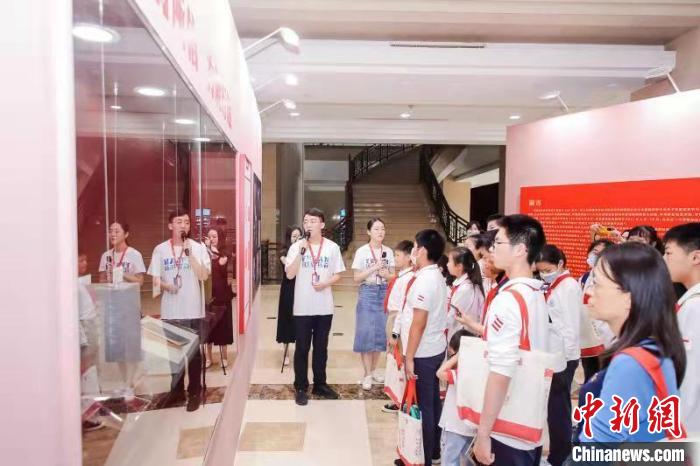 参观者能在欣赏篆刻艺术的同时了解中国共产党百年奋斗史，接受生动的党史、党性教育。　成钊 摄