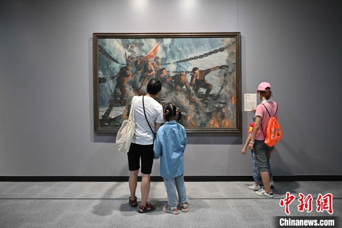 民众观看油画《飞夺泸定桥》。广州市文化广电旅游局 供图 广州市文化广电旅游局 供图
