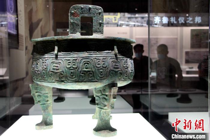 图为山东地区出土的春秋时期的铜鼎。　赵晓 摄