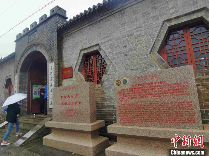 媒体记者走进临清运河钞关采访。　赵晓 摄