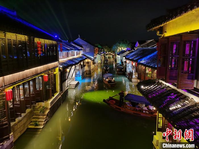 夜幕下的苏州也别有一番情趣。　钟升 摄