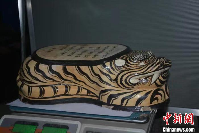 上党警方缴获“虎枕”等大量被盗文物。　上党警方供图.png
