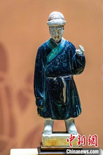 上海博物馆接受海外回流文物捐赠　明代彩色釉陶俑特展“仪象万千”