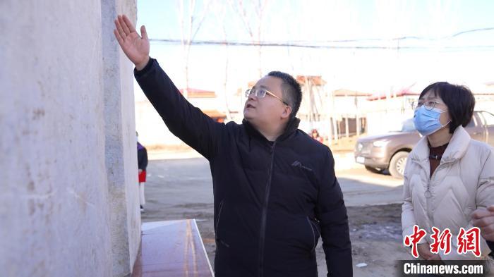 图为文物工作者对碑刻进行考证。　李硕 摄