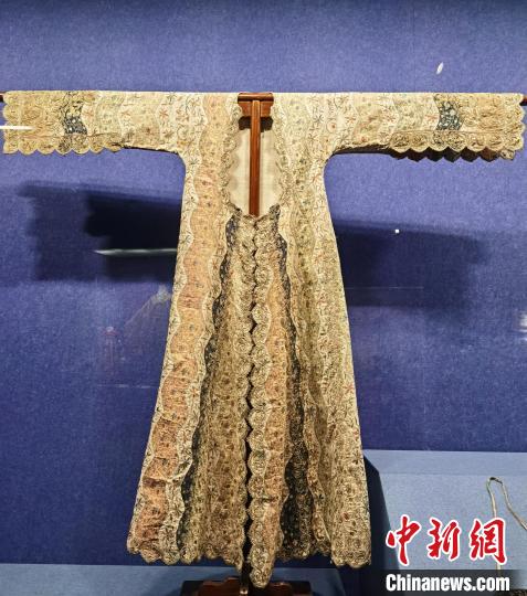 图为展出的土耳其女士刺绣礼服。　周燕玲 摄