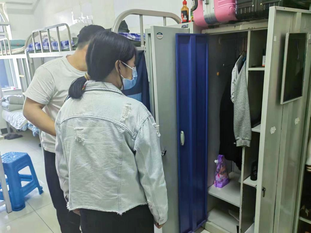 辅导员邹慧检查学生宿舍