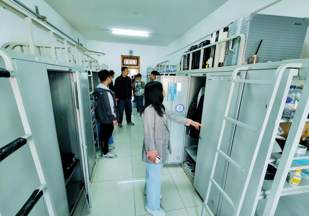 学办主任罗伟排查宿舍安全隐患