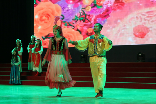 新疆少数民族热情参与