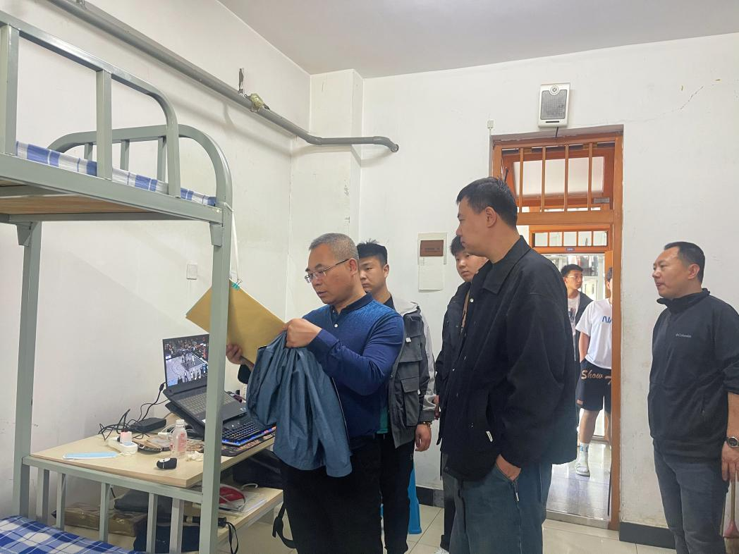 党总支书记孙志刚、副书记于鹏进行安全排查