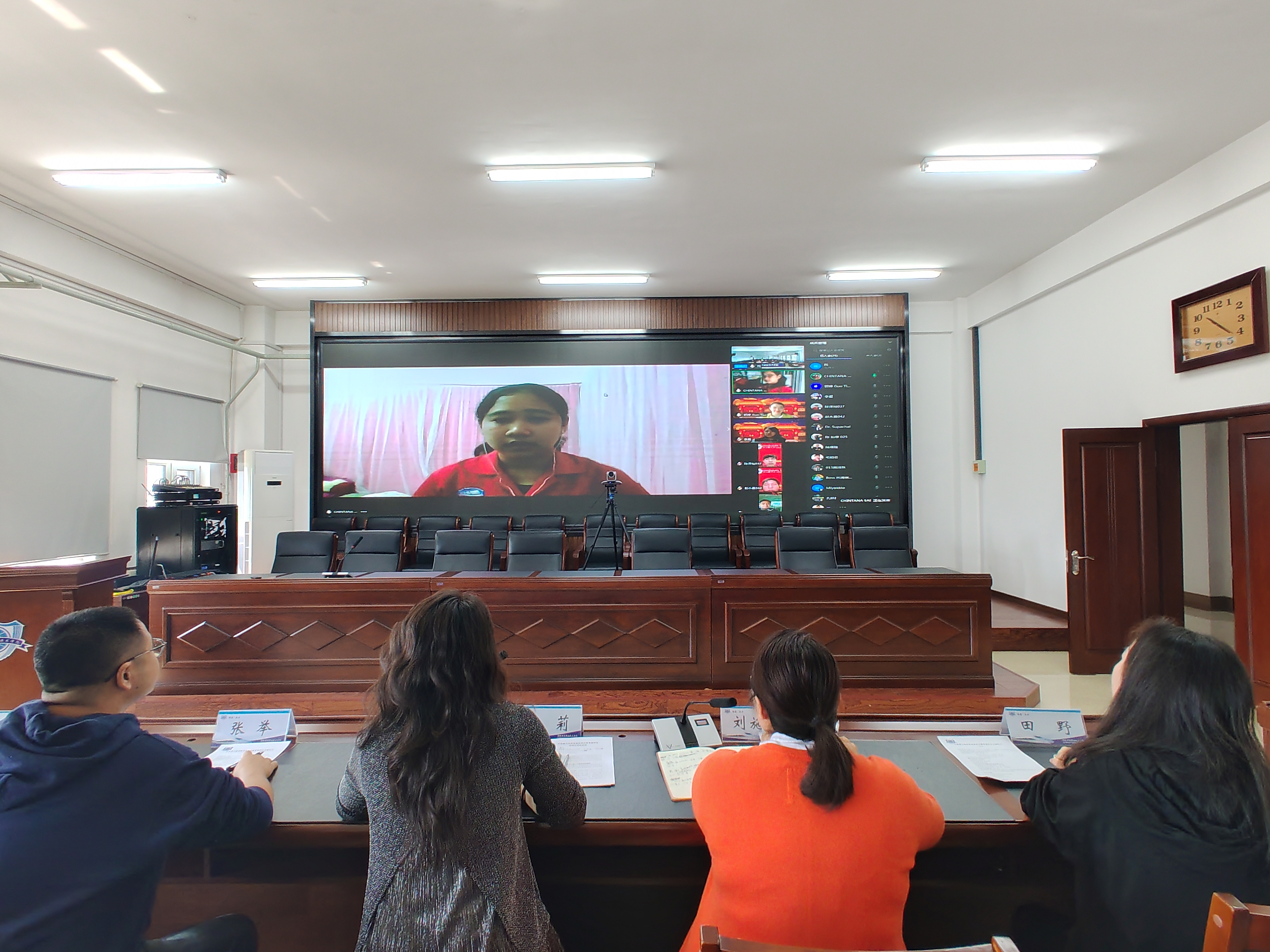 留学生代表刘思英发言