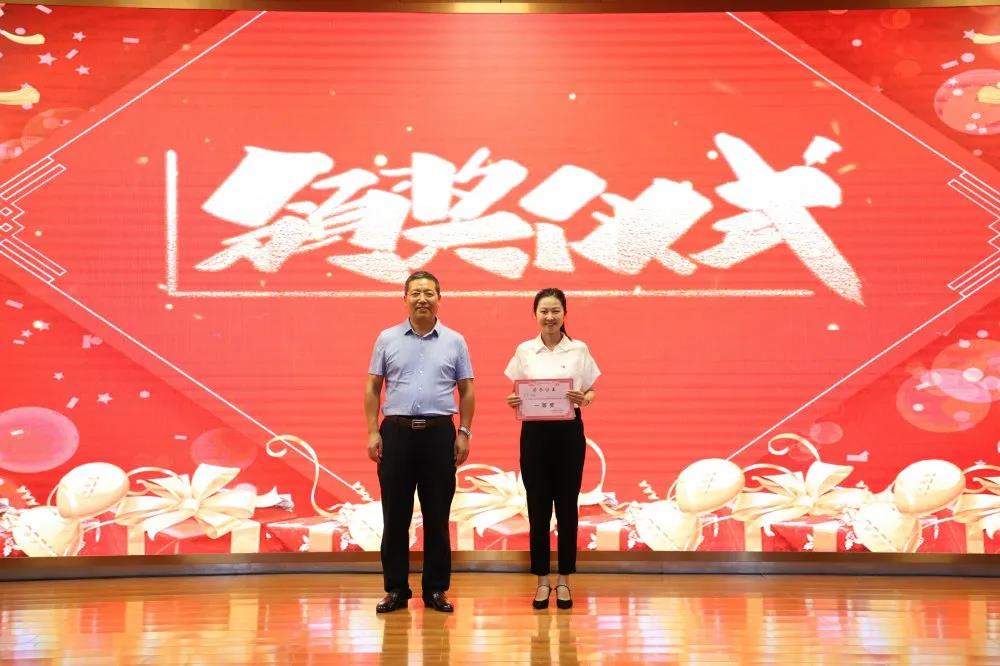 党委副书记徐彤宝为获得大赛一等奖的选手颁奖