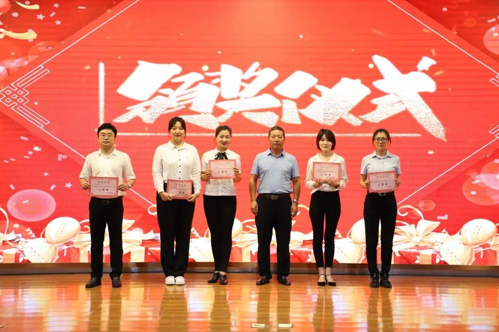 党委副书记徐彤宝为获得大赛三等奖的选手颁奖