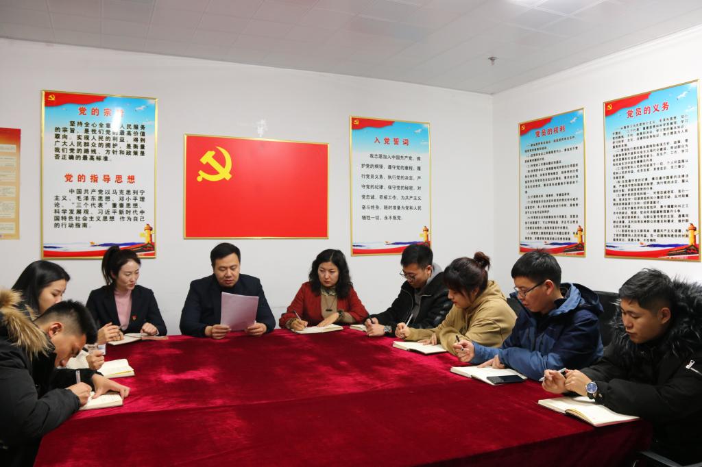 学生党支部书记于鹏上党课