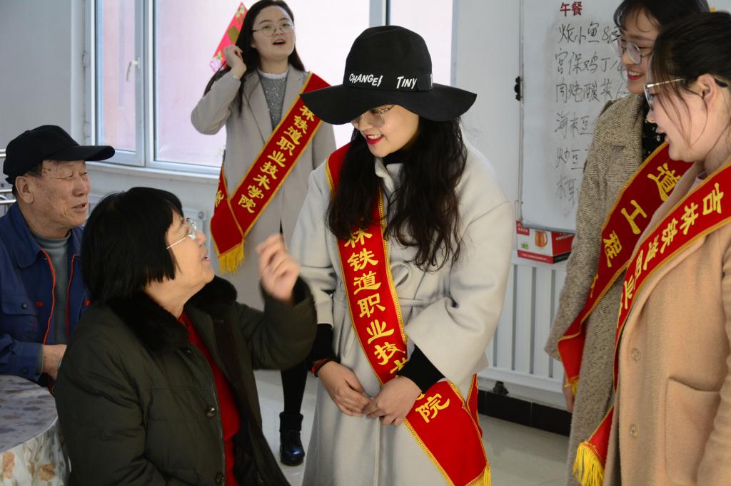 这姑娘长得挺俊~