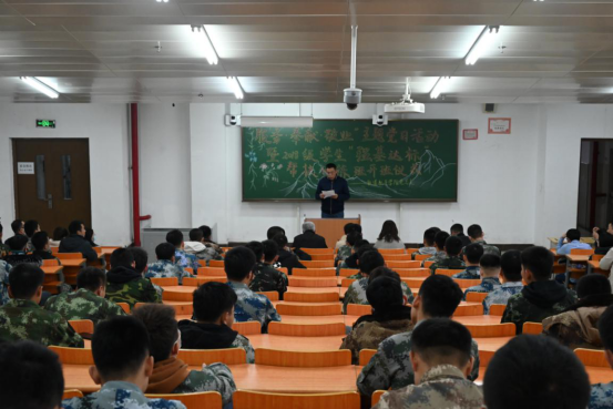 铁道机车学院副院长关洪亮宣读《铁道机车学院2018级专业补强班强训通知》