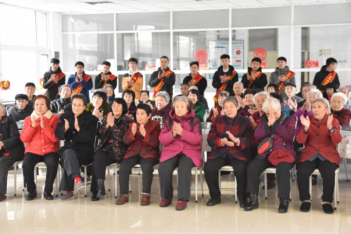 热情鼓掌的老人们