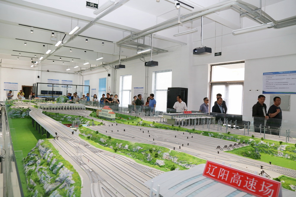 在铁道运输实训基地参观