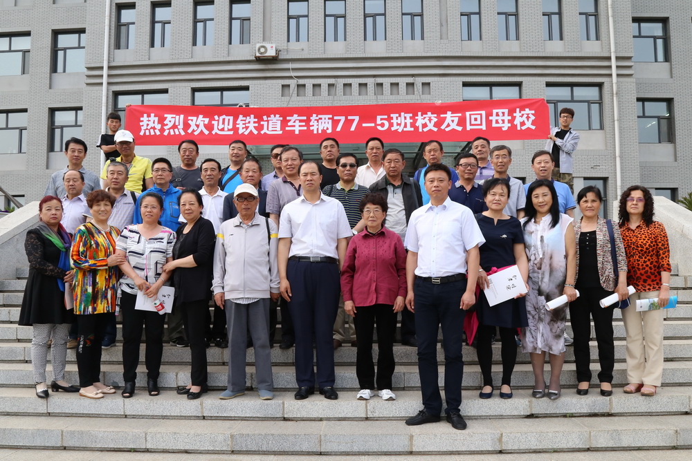 在办公楼前合影留念