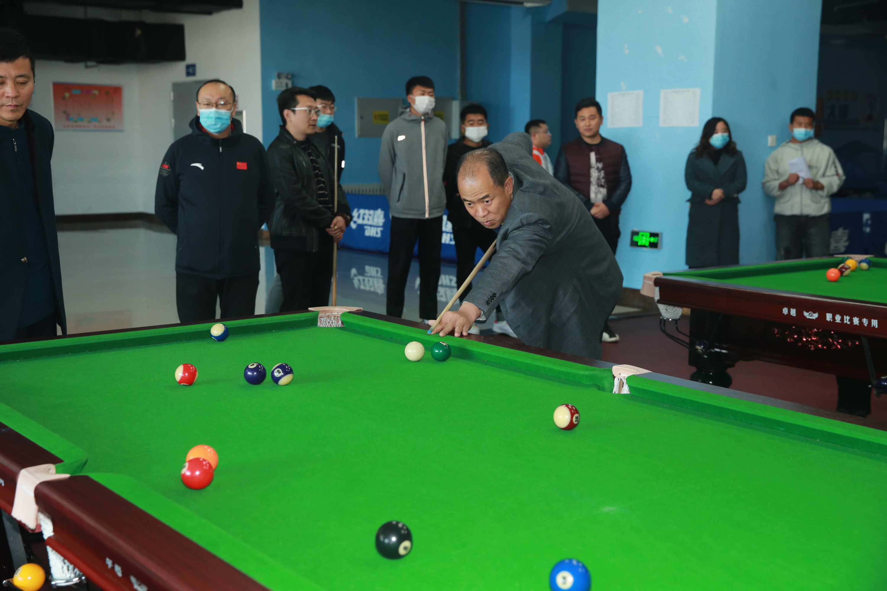 校长曹炳志参加比赛