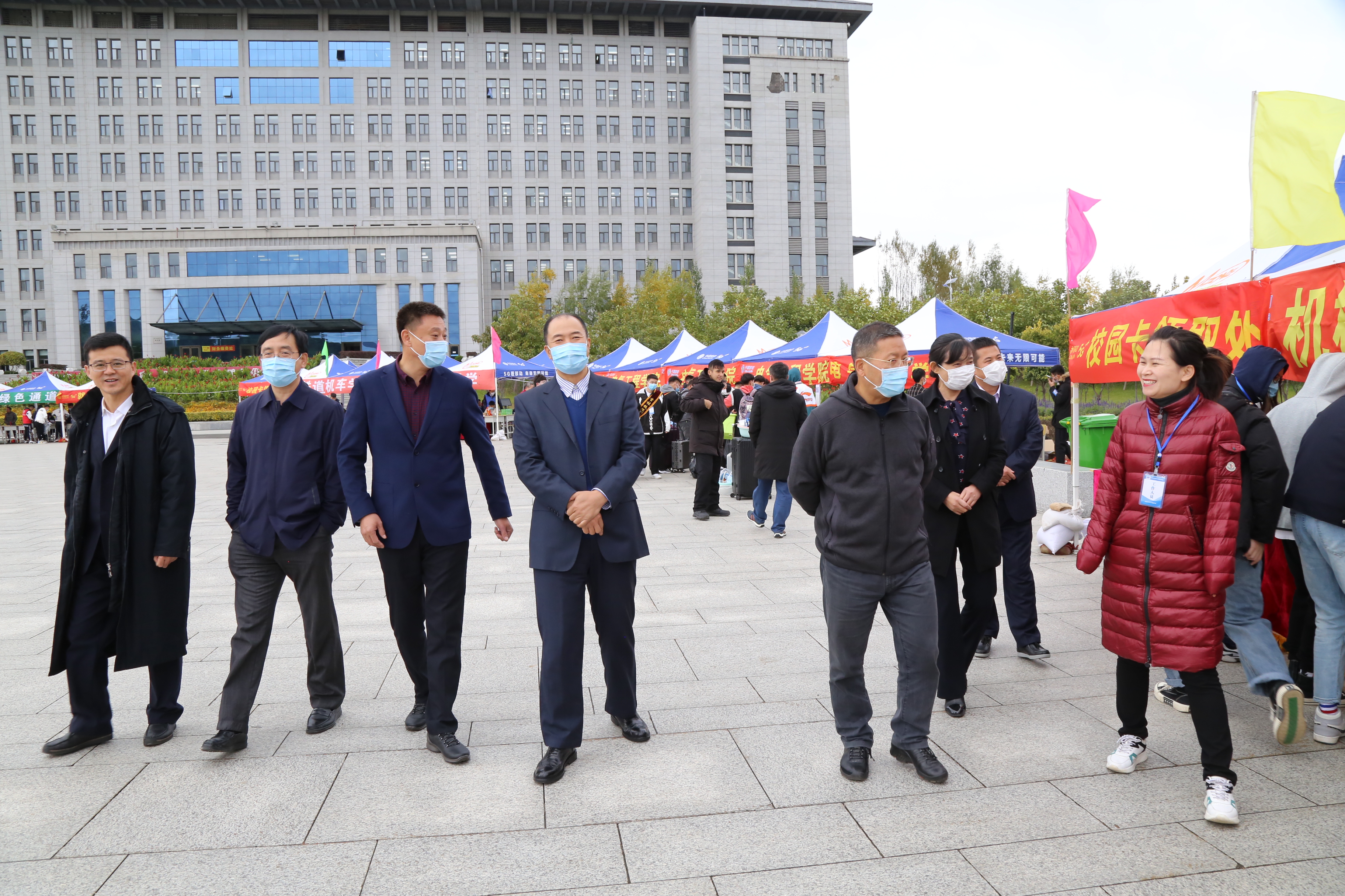 学校领导走访各学院接待点