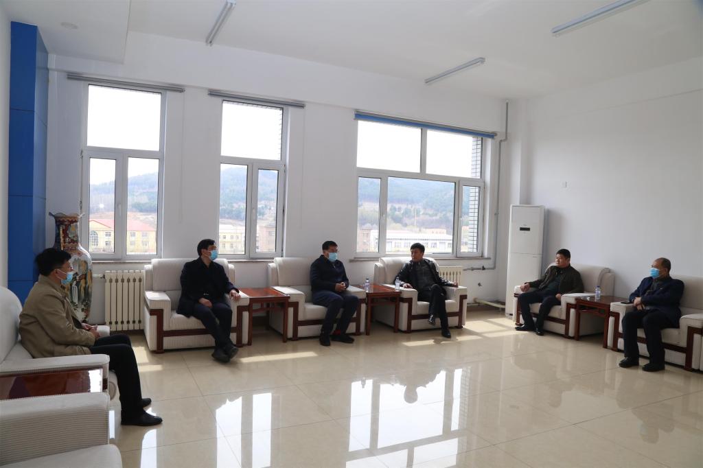 学校党委书记胡越平、校长曹炳志、副校长田雷与安图县党委宣传部长金东源、石门镇党委书记金日、党委副书记郑钧文商谈脱贫攻坚事宜。