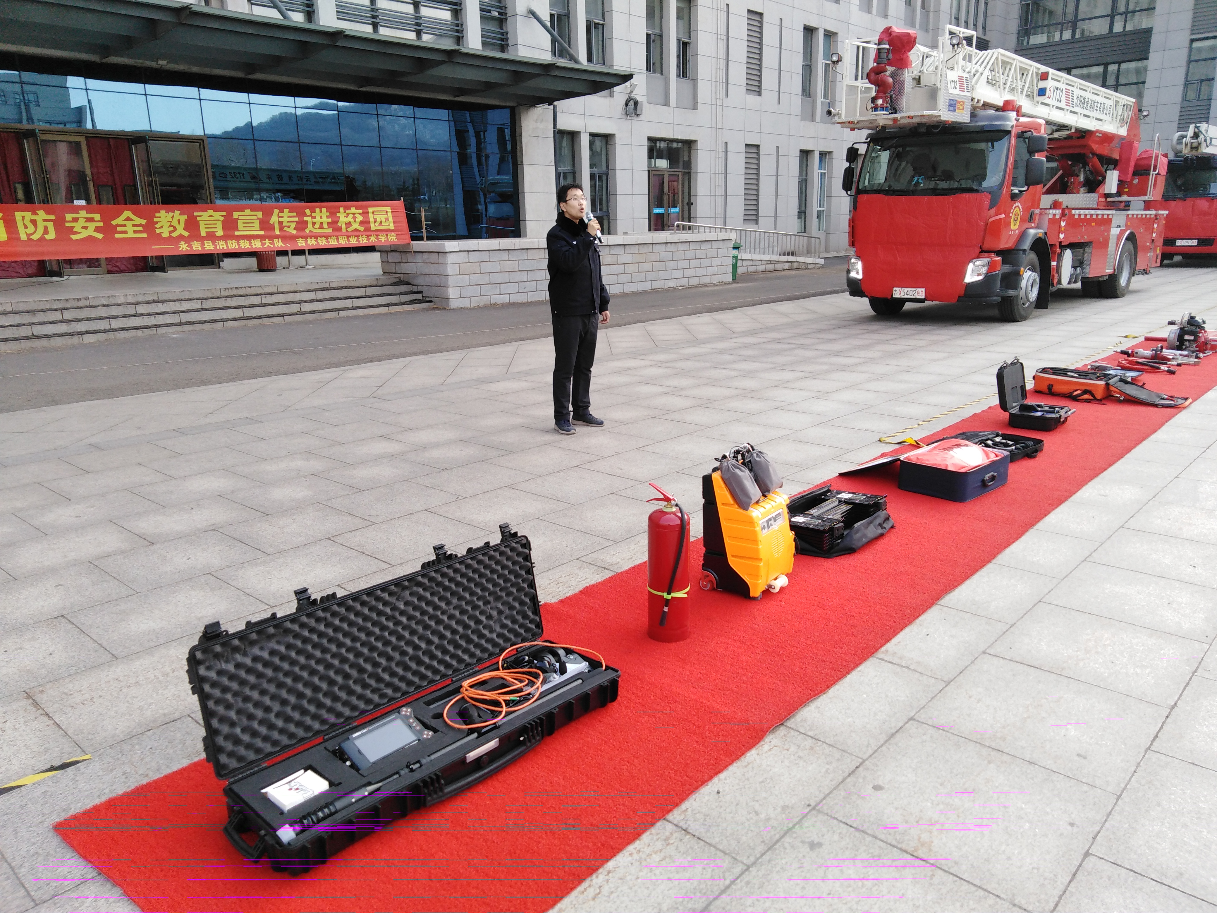 安全保卫处消防科负责人现场讲解